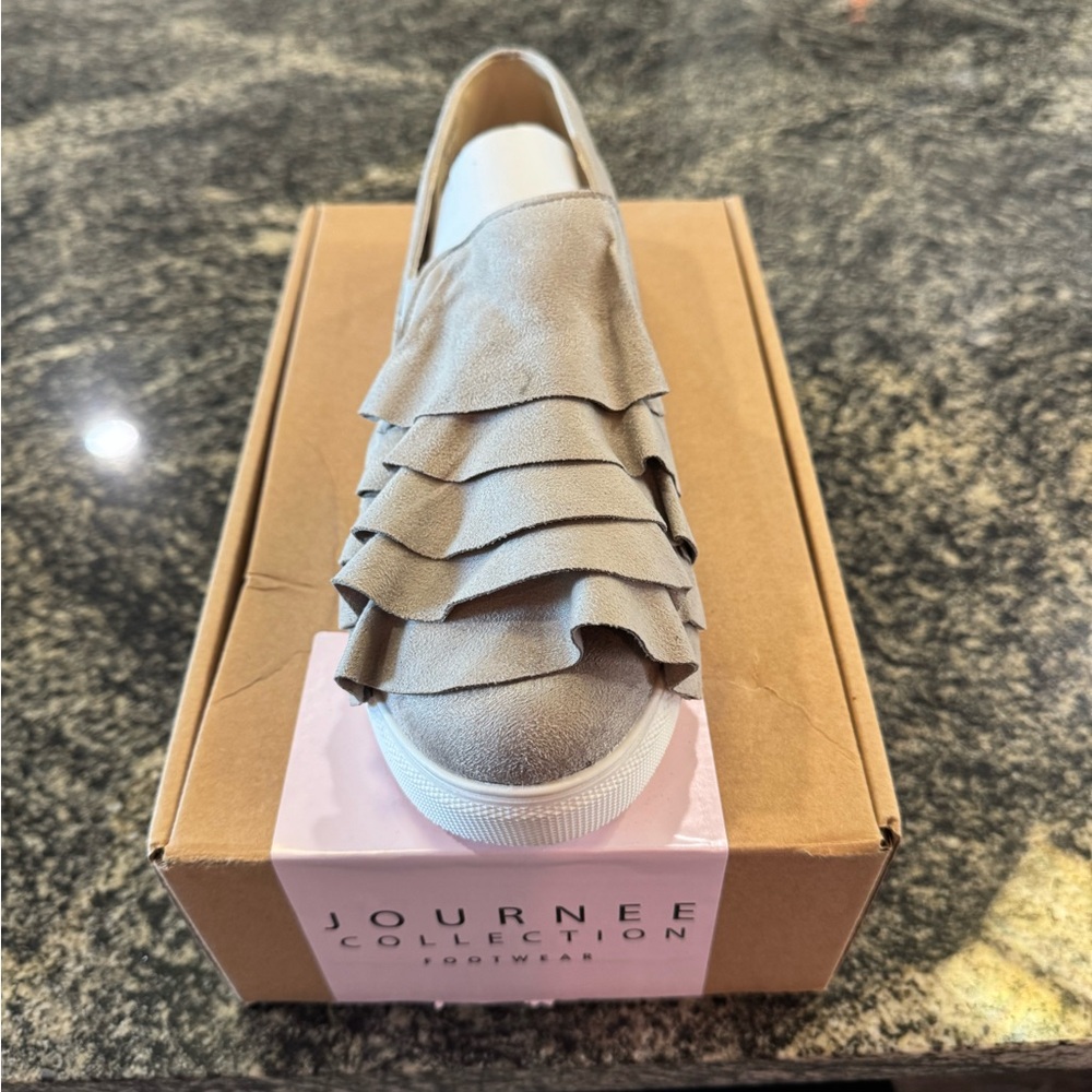 Journee Collection Women's Slip-On Ruffle Flats in Gray